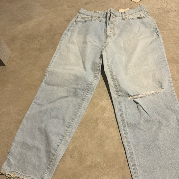 NWT Universal Threads Woman’s Jeans - Picture 1 of 2